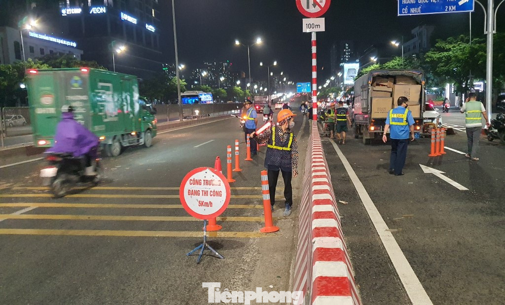 Từ 0h sáng sớm nay, đại diện Sở GTVT Hà Nội và các đơn vị có liên quan đã mở rào, thông cầu. Từ 0h sáng sớm nay, đại diện Sở GTVT Hà Nội và các đơn vị có liên quan đã mở rào, thông cầu.