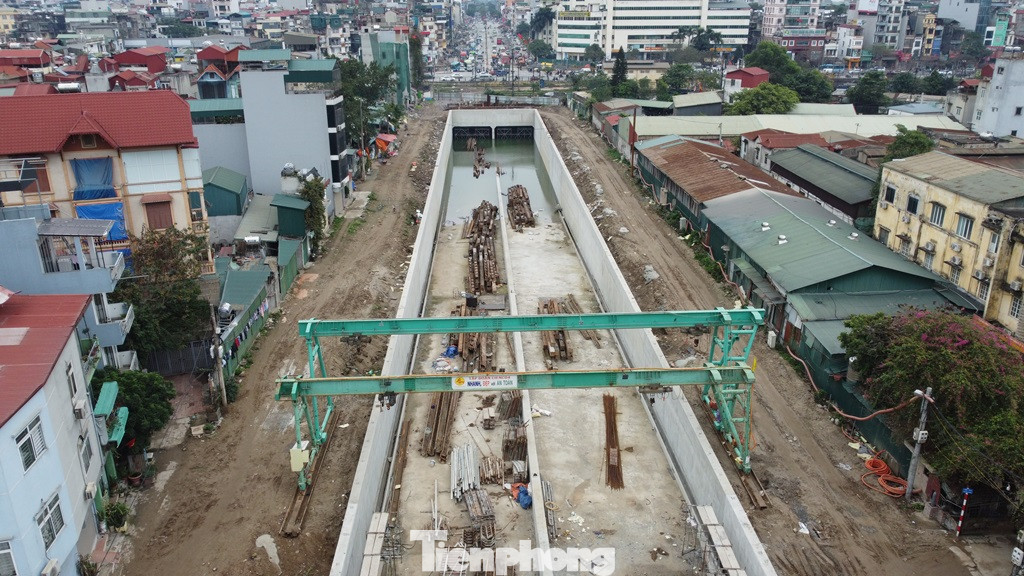 Sau khi hoàn thành giải phóng mặt bằng, trong năm qua các đơn vị thực hiện dự án đã bắt tay thi công đào cả phần hầm hở và hầm kín. Với phía phường Định Công, hầm đã xây hiện hình hài.