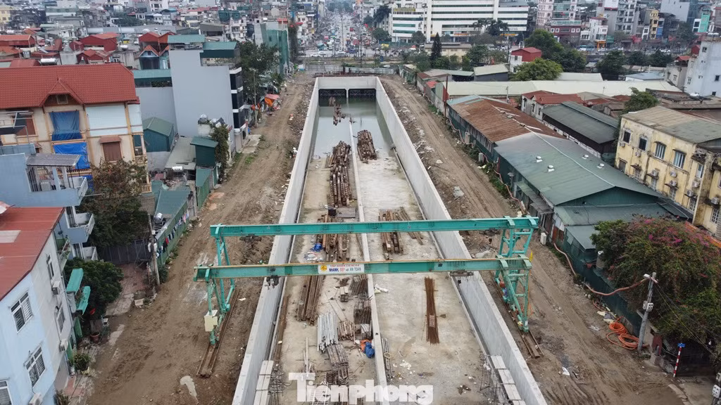 Sau khi hoàn thành giải phóng mặt bằng, trong năm qua các đơn vị thực hiện dự án đã bắt tay thi công đào cả phần hầm hở và hầm kín. Với phía phường Định Công, hầm đã xây hiện hình hài.