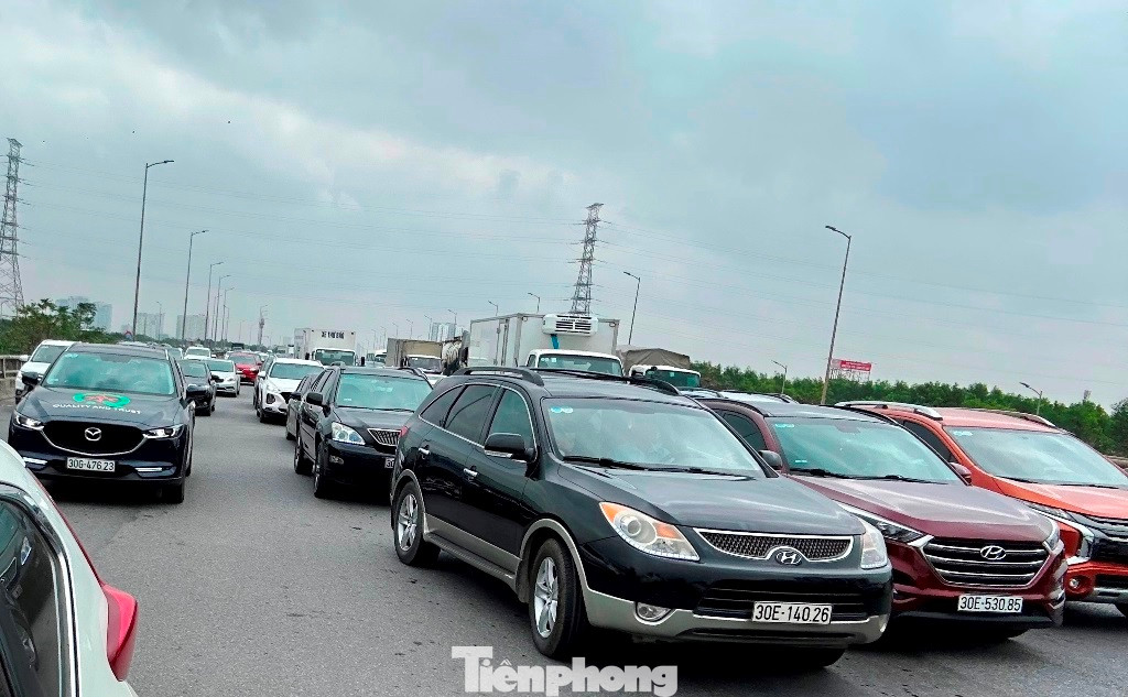 Trao đổi với PV Tiền Phong, Thượng tá Nguyễn Mạnh Thắng - Đội trưởng Đội Tuần tra kiểm soát giao thông đường bộ số 3, Phòng 8, Cục CSGT cho biết, lượng xe tại cao tốc Pháp Vân - Ninh Bình ngày hôm nay tăng gấp đôi, gấp ba ngày thường và được xem là "cao điểm" nhất về đi lại sau dịp Tết Nguyên đán.