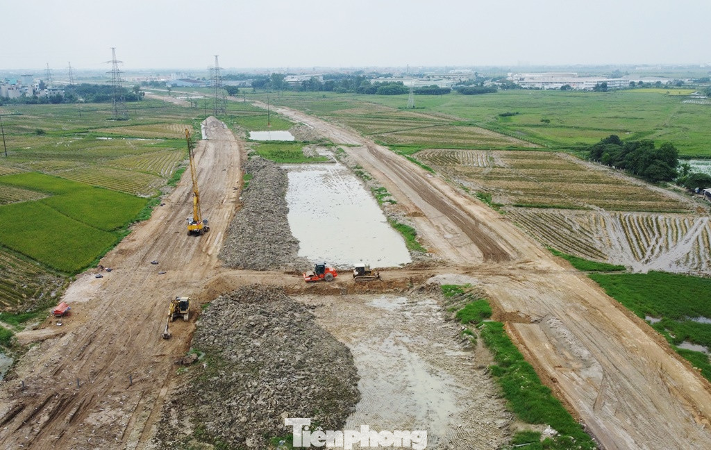 Hiện các gói thầu đường song hành (đường đô thị chạy 2 bên đường cao tốc trên cao) đi qua các quận, huyện Mê Linh, Hoài Đức, Hà Đông được đánh giá tiến độ đạt kế hoạch.