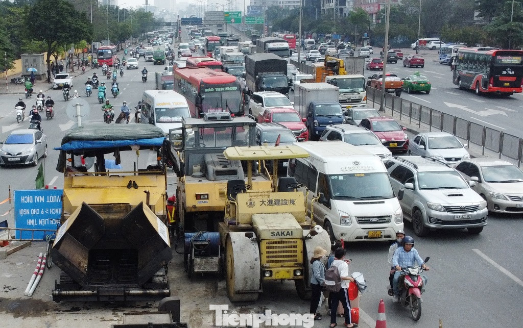 Tuy nhiên do lưu lượng xe, đặc biệt là xe tải, xe khách ở đường trên cao lớn nên nhiều thời điểm việc dựng rào để thảm dốc lên xuống đã gây ùn tắc cho đường Phạm Hùng và Vành đai 3 trên cao. Tuy nhiên do lưu lượng xe, đặc biệt là xe tải, xe khách ở đường trên cao lớn nên nhiều thời điểm việc dựng rào để thảm dốc lên xuống đã gây ùn tắc cho đường Phạm Hùng và Vành đai 3 trên cao.