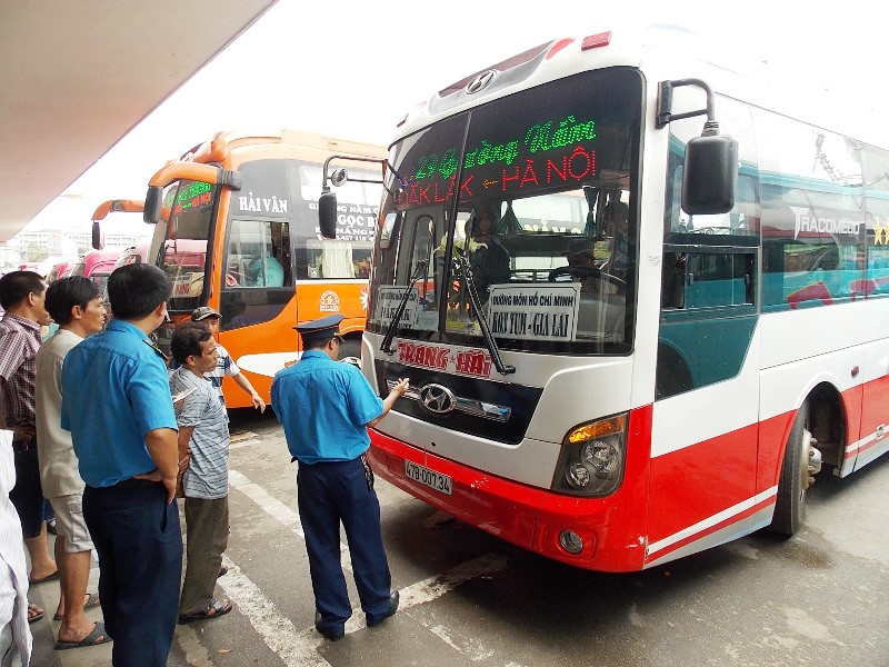 Thanh tra Sở GTVT Hà Nội kiểm tra các điều kiện an toàn chở khách tại các bến xe Hà Nội. Ảnh: A.Trọng Thanh tra Sở GTVT Hà Nội kiểm tra các điều kiện an toàn chở khách tại các bến xe Hà Nội. Ảnh: A.Trọng
