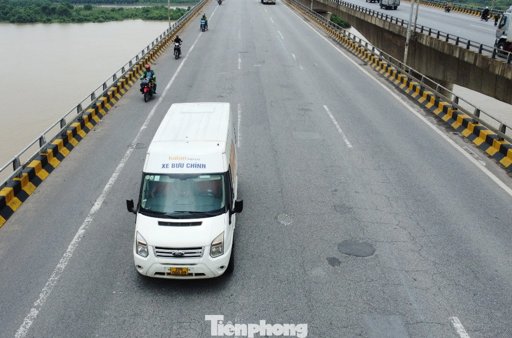 Ghi nhận mặt cầu Phù Đổng ở cả hai chiều ngày 29/7, phóng viên thấy rằng mặt bê tông nhựa đang xuất hiện các vết nứt mạng nhện. Ghi nhận mặt cầu Phù Đổng ở cả hai chiều ngày 29/7, phóng viên thấy rằng mặt bê tông nhựa đang xuất hiện các vết nứt mạng nhện.