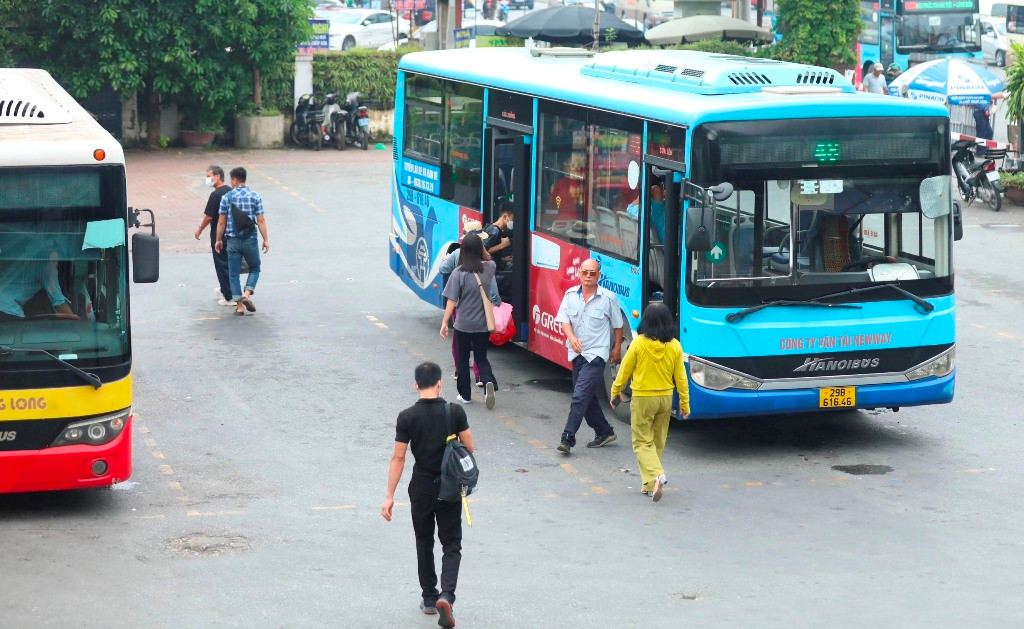 Sở GTVT Hà Nội đề xuất tăng giá vé xe buýt sau 9 năm không tăng. Ảnh: AT