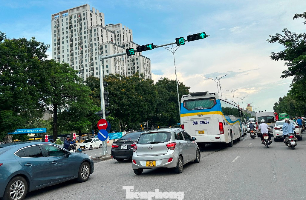 Việc đường Giải Phóng khu vực trước bến xe Giáp Bát có thêm một nút đèn khiến phương tiện qua đây lưu thông chậm hơn, nhưng phù hợp với tình hình giao thông và thi công hầm chui tại nút giao Giải Phóng - Kim Đồng Việc đường Giải Phóng khu vực trước bến xe Giáp Bát có thêm một nút đèn khiến phương tiện qua đây lưu thông chậm hơn, nhưng phù hợp với tình hình giao thông và thi công hầm chui tại nút giao Giải Phóng - Kim Đồng