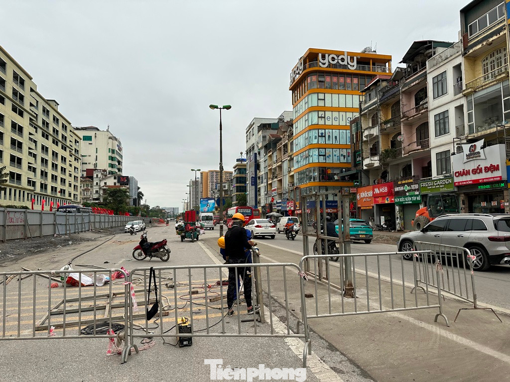 Sau khi tổ chức phân luồng giao thông theo phương án mới, các đơn vị thi công cũng thực hiện rào một phần đường tại nút giao Kim Đồng.