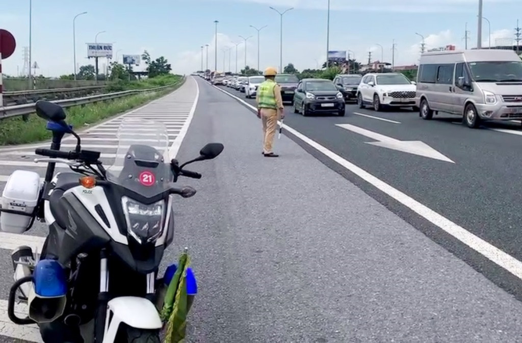 CSGT di chuyển bằng xe mô tô và tiếp cận được điểm có lưu lượng xe đông và trực tiếp đứng điều tiết xe di chuyển.