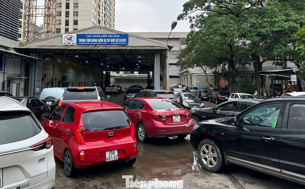 Đăng kiểm xe ô tô tại một trung tâm đăng kiểm Hà Nội.