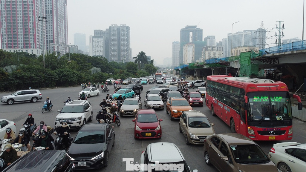 Ùn tắc, ô nhiễm môi trường thường xuyên xảy ra tại khu vực nút giao Mai Dịch thời gian qua.