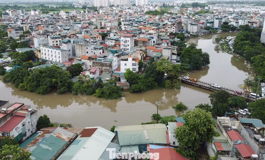 Trong khi đó mực nước sông Nhuệ tại địa bàn Hà Đông PV Tiền Phong ghi nhận đang vượt mực nước bình thường hơn 1 mét. Lãnh đạo Công ty Thủy lợi Sông Nhuệ cho biết, với mức nước này Cty phải phát đi báo động cấp 1 (cấp mức sông ngập cao nhất). Ảnh chụp tại cầu Xa La 11h sáng 24/7.