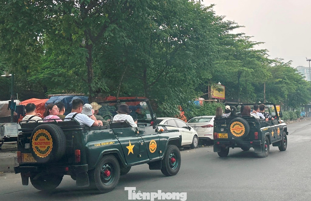 Xe UAZ là xe được sản xuất tại Nga từ hàng chục năm nay và thiết kế có mui che, nhưng khi hoạt động chở khách tại Hà Nội các xe này hầu hết không còn mui che.