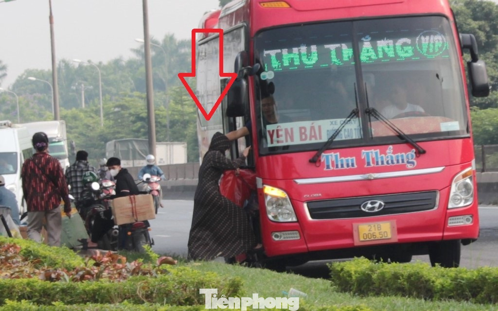 Xe khách của nhà xe Thu Thắng BKS 21B-00650 chạy tuyến Yên Bái cũng bắt khách dọc đường và bị tổ công tác phát hiện trong cuối tuần qua. Xe khách của nhà xe Thu Thắng BKS 21B-00650 chạy tuyến Yên Bái cũng bắt khách dọc đường và bị tổ công tác phát hiện trong cuối tuần qua.