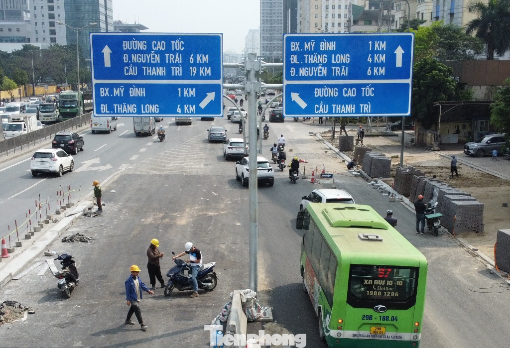 Để thực hiện việc tổ chức giao thông này, hiện các biển báo, vạch kẻ đường ở hai đầu cầu đang được các đơn vị thi công dựng, kẻ…