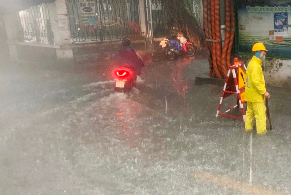 Trung tá Huỳnh Tấn Nam, Đội trưởng Đội CSGT số 10 cho biết, đội đã chủ động triển khai các phương án ứng trực, điều tiết giao thông, đến 9h ngập tại QL6 đã giảm, phương tiện có thể đi lại bình thường. Trong ảnh: Phố Quan Nhân (quận Thanh Xuân).