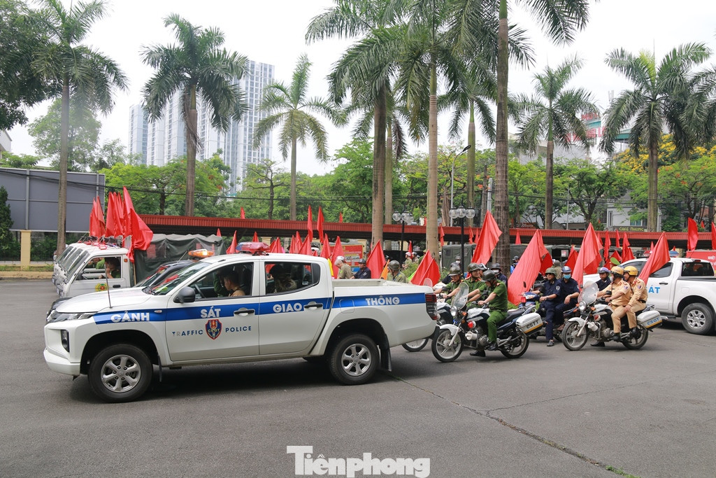 Liên ngành Công an quận Hoàng Mai và Thanh tra giao thông (Sở GTVT Hà Nội) ra quân xử lý xe chở khách vi phạm ngày 28/5. Ảnh: Lê Hưng. Liên ngành Công an quận Hoàng Mai và Thanh tra giao thông (Sở GTVT Hà Nội) ra quân xử lý xe chở khách vi phạm ngày 28/5. Ảnh: Lê Hưng.