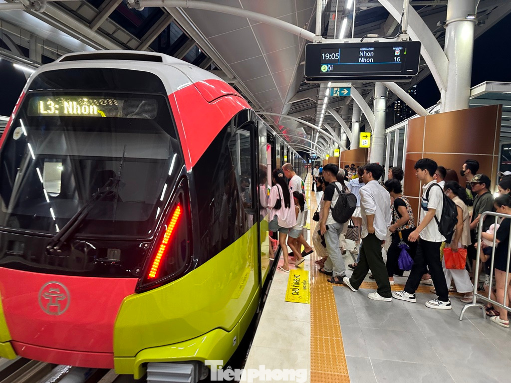 Tàu điện và xe buýt tại Hà Nội bắt đầu dừng hoạt động từ chiều nay để tránh bão số 3. Tàu điện và xe buýt tại Hà Nội bắt đầu dừng hoạt động từ chiều nay để tránh bão số 3.