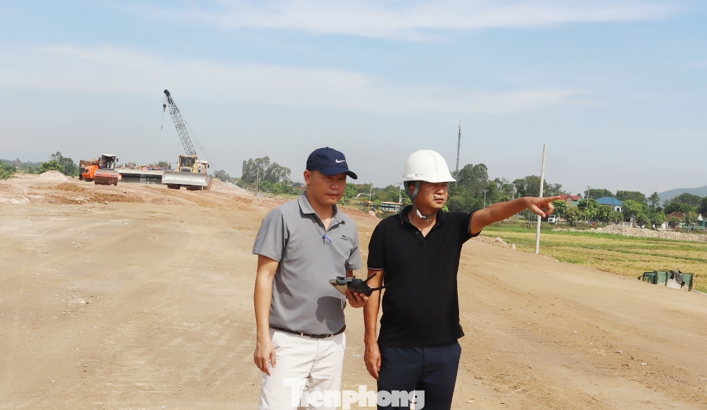 Có mặt tại công trường dự án để trực tiếp chỉ đạo thi công, ông Hoàng Chiến Thắng, Giám đốc Ban Điều hành dự án cao tốc Bãi Vọt - Hàm Nghi (Ban QLDA Thăng Long, Bộ GTVT - người đứng bên phải) cho biết, hiện dự án đang có 49 mũi với khoảng 2.000 nhân công thi công liên tục.