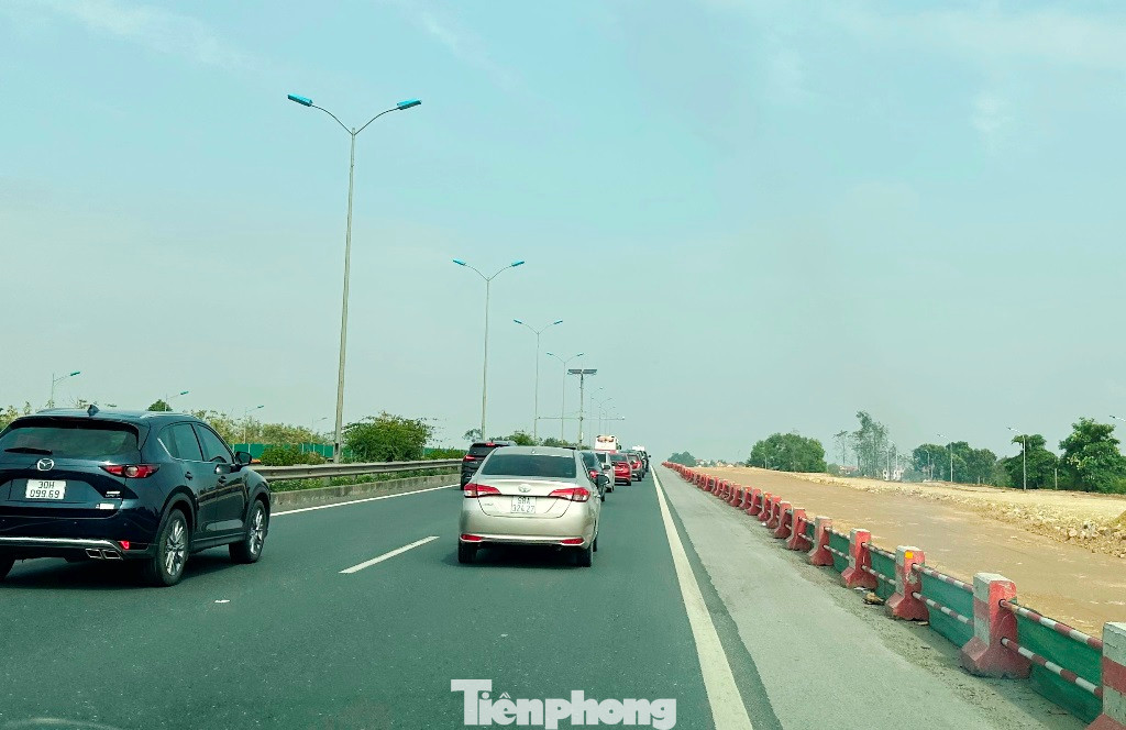 Một nguyên nhân quan trọng cũng làm ùn tắc trên cao tốc Pháp Vân - Ninh Bình ngày 14/2 và dịp cao điểm Tết Giáp Thìn là lòng đường nhiều đoạn trên cao tốc này đang đang có công trường thi công, dẫn đến tốc độ xe bị giảm xuống.