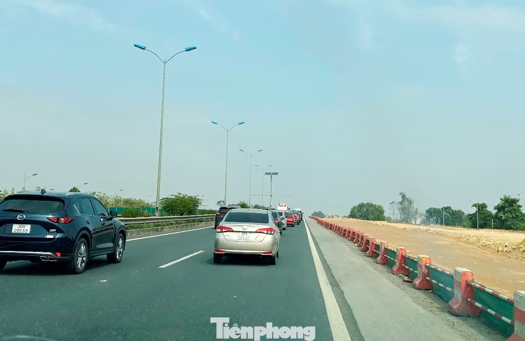 Một nguyên nhân quan trọng cũng làm ùn tắc trên cao tốc Pháp Vân - Ninh Bình ngày 14/2 và dịp cao điểm Tết Giáp Thìn là lòng đường nhiều đoạn trên cao tốc này đang đang có công trường thi công, dẫn đến tốc độ xe bị giảm xuống.