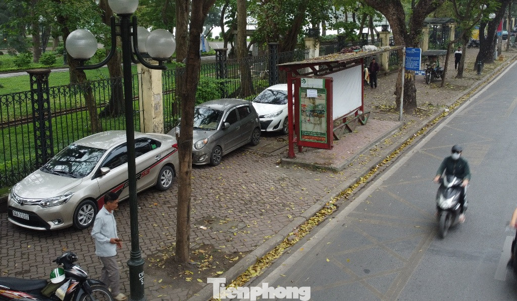 Trong khi đất dành cho xây bãi xe trong công viên đắp chiếu, thì bên ngoài đường Lê Duẩn và một số tuyến phố lân cận, vỉa hè, lòng đường đang bị biến thành bãi đỗ xe.