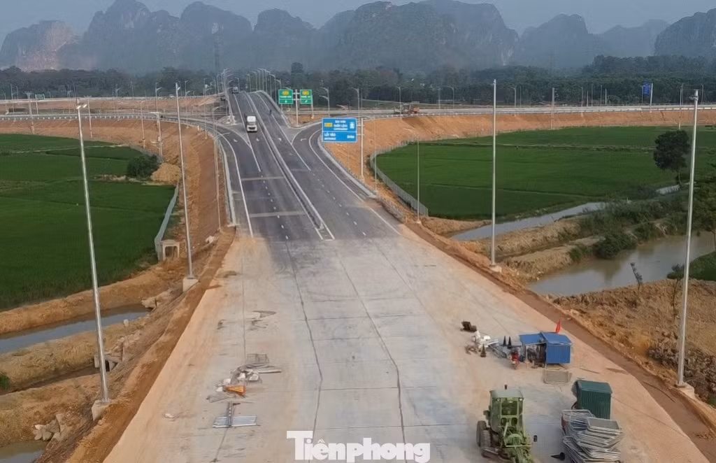 Lý do được đưa ra là cả hai công trình còn có một số tồn tại, cần phải hoàn thiện để đảm bảo an toàn giao thông mới được phép khai thác trở lại. Lý do được đưa ra là cả hai công trình còn có một số tồn tại, cần phải hoàn thiện để đảm bảo an toàn giao thông mới được phép khai thác trở lại.