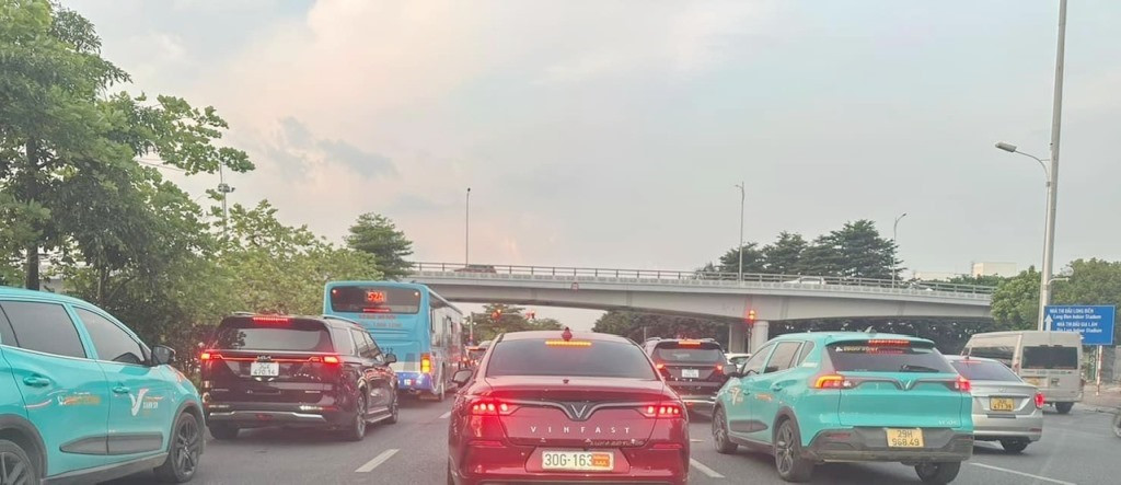 Tại khu vực các các cửa ngõ và đường Vành đai Hà Nội, ùn tắc đã xảy ra tại nút giao Pháp Vân, đường Vành đai 3 trên cao và dưới thấp đoạn qua Công viên Yên Sở, nút giao Cổ Linh (Long Biên), nút giao Thanh Xuân, Trung Hòa, Mai Dịch…