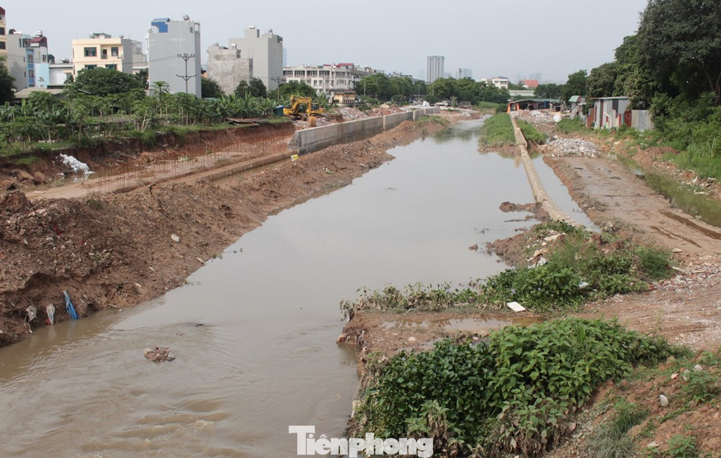Hiện dự án còn khoảng 2,5 trên tổng chiều dài 5,8 km kênh chưa được UBND quận Hà Đông giải phóng xong mặt bằng theo tiến độ yêu cầu của thành phố.