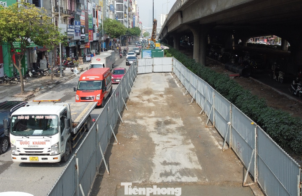 Với hàng rào trước số nhà 218 Nguyễn Xiển, bên trong mặt bằng để trống nhiều tuần qua, bên ngoài phương tiện ùn ứ, đi lại khó khăn.