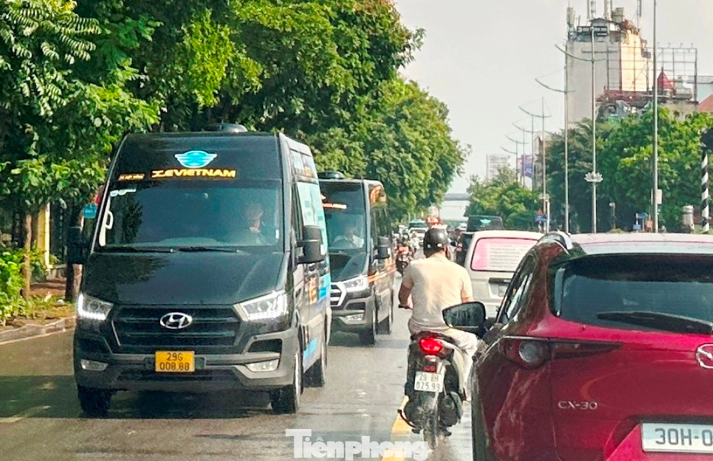 Ngoài dừng đỗ bắt khách, mỗi khi các xe này di chuyển trên đường Lê Duẩn cũng làm "bịt" cả một làn đường, các phương tiện tham gia giao thông phải xếp hàng dài đi phía sau.