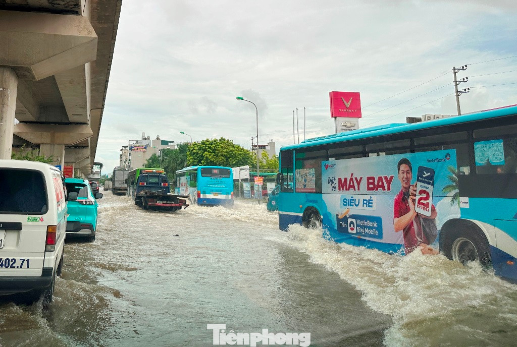 Trong sáng và trưa nay, tại nội thành Hà Nội không mưa, nhưng nước ngập các tuyến đường khu vực Hà Đông, Thạch Thất, Thanh Trì vẫn diễn ra. Trong ảnh là đường Ba La - QL6 đoạn qua bến xe Yên Nghĩa lúc 12h.