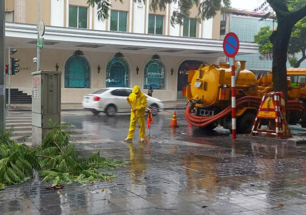 Nhân viên và máy móc của Cty Thoát nước Hà Nội ứng trực tại khu vực điểm đen về ngập nước phố Tràng Tiền sáng 7/9. Nhân viên và máy móc của Cty Thoát nước Hà Nội ứng trực tại khu vực điểm đen về ngập nước phố Tràng Tiền sáng 7/9.