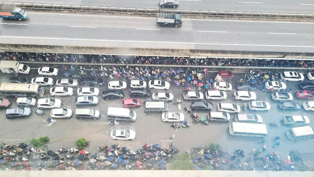 Dòng phương tiện ô tô, xe máy nối đuôi nhau để lội nước và ùn tắc trên đường Nguyễn Xiển - Nghiêm Xuân Yêm.