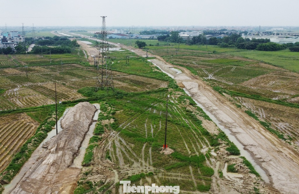 Công trường dự án đường Vành đai 4 qua Hà Đông - Thanh Oai vẫn đang vướng đường điện cao thế. Ảnh: T.Đảng Công trường dự án đường Vành đai 4 qua Hà Đông - Thanh Oai vẫn đang vướng đường điện cao thế. Ảnh: T.Đảng
