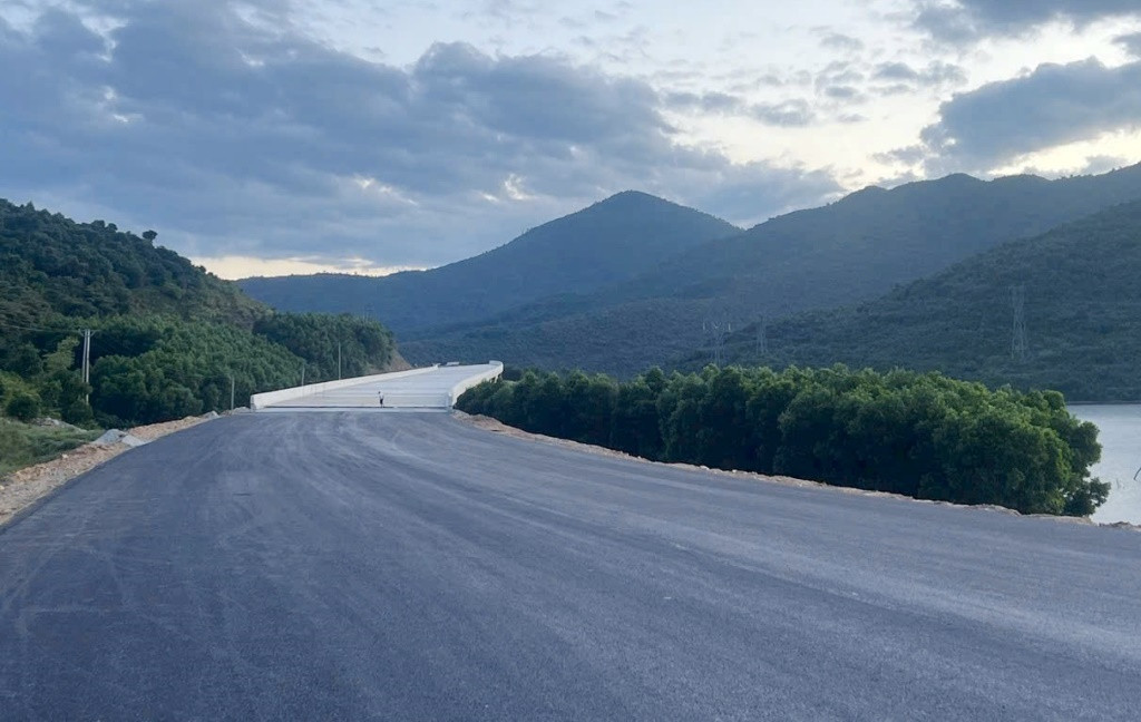 Đoạn đường cầu vượt sông dự án cao tốc Vũng Áng - Bùng qua thị xã Kỳ Anh (Hà Tĩnh) đã hoàn thiện việc xây lắp mặt đường và cầu.