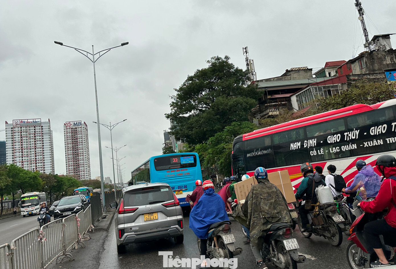 Tình trạng này làm cho phố Giải Phóng đoạn qua bến xe Giáp Bát, phố Kim Đồng luôn ùn tắc.