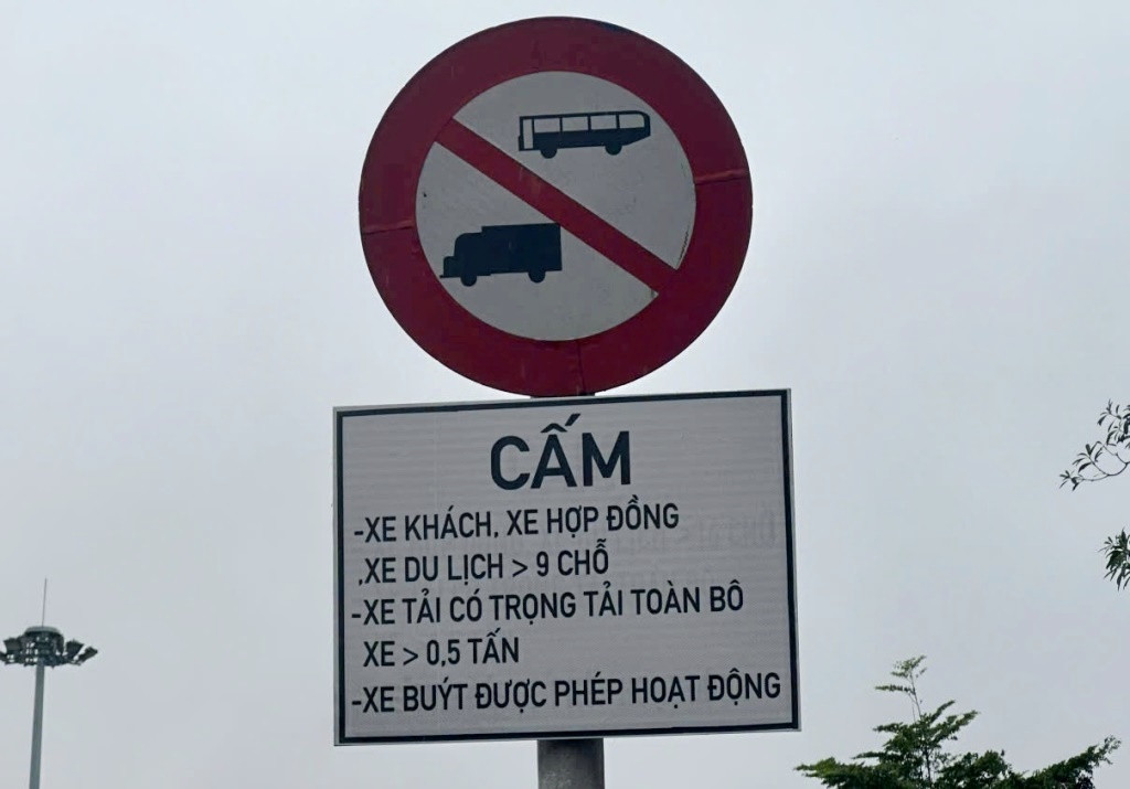 Cụ thể, theo biển cắm hai đầu cầu từ sáng nay xe ô tô trên 9 chỗ, xe khách, xe hợp đồng, xe tải từ 0,5 tấn bị cấm qua cầu, xe buýt được phép hoạt động. Cụ thể, theo biển cắm hai đầu cầu từ sáng nay xe ô tô trên 9 chỗ, xe khách, xe hợp đồng, xe tải từ 0,5 tấn bị cấm qua cầu, xe buýt được phép hoạt động.