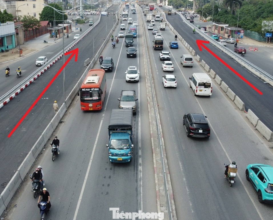 Với hai làn xe ở cầu vượt thép vừa được xây dựng ở hai bên cầu vượt Mai Dịch (mũi tên đỏ), dự kiến sẽ được tổ chức thành hai làn xe hỗn hợp (gồm ô tô, xe máy) lưu thông trong khu vực đô thị.