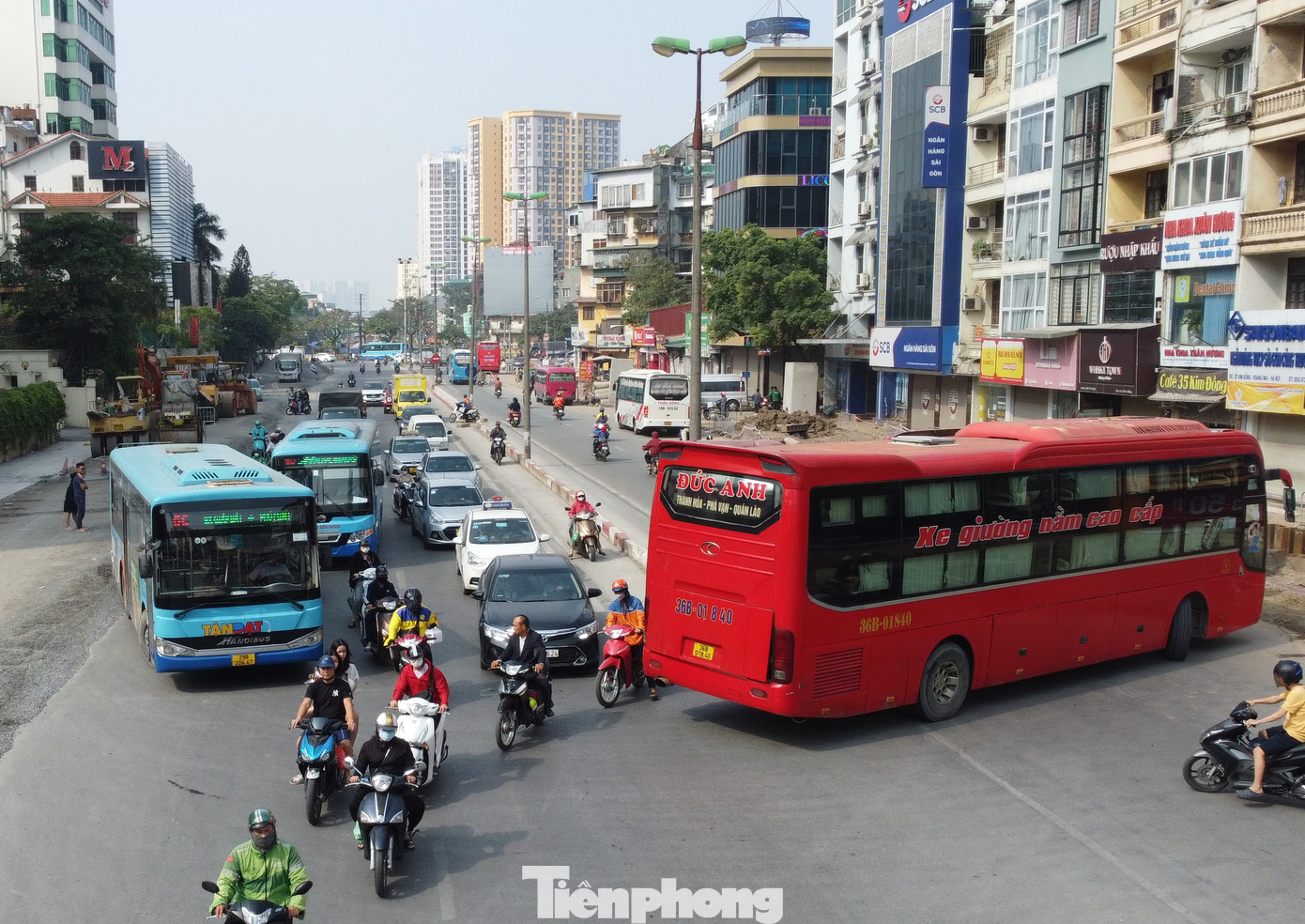 Mỗi khi có xe khách quay đầu trên đường, phố Kim Đồng lại ùn tắc kéo dài.
