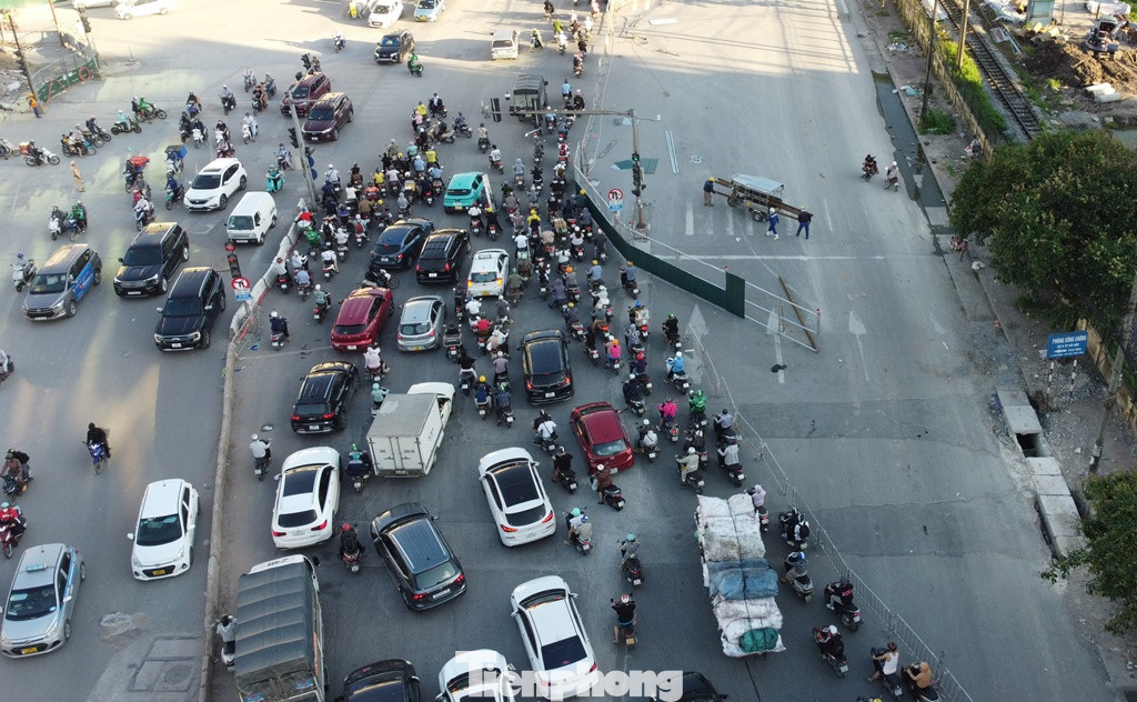 Lòng đường Giải Phóng đang có 4 làn xe/chiều đường, nay một chiều đường với 4 làn xe bị hàng rào chiếm dụng đã gây ùn ứ giao thông. Lòng đường Giải Phóng đang có 4 làn xe/chiều đường, nay một chiều đường với 4 làn xe bị hàng rào chiếm dụng đã gây ùn ứ giao thông.