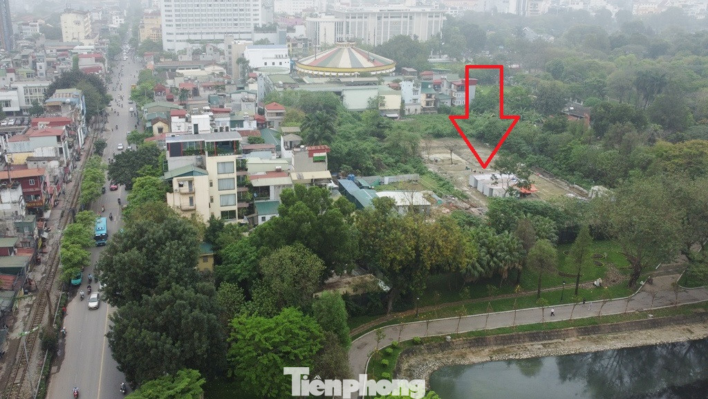 Toàn cảnh bãi xe ngầm trong công viên Thống nhất (mũi tên đỏ), cổng ra vào tiếp cận với đường Lê Duẩn