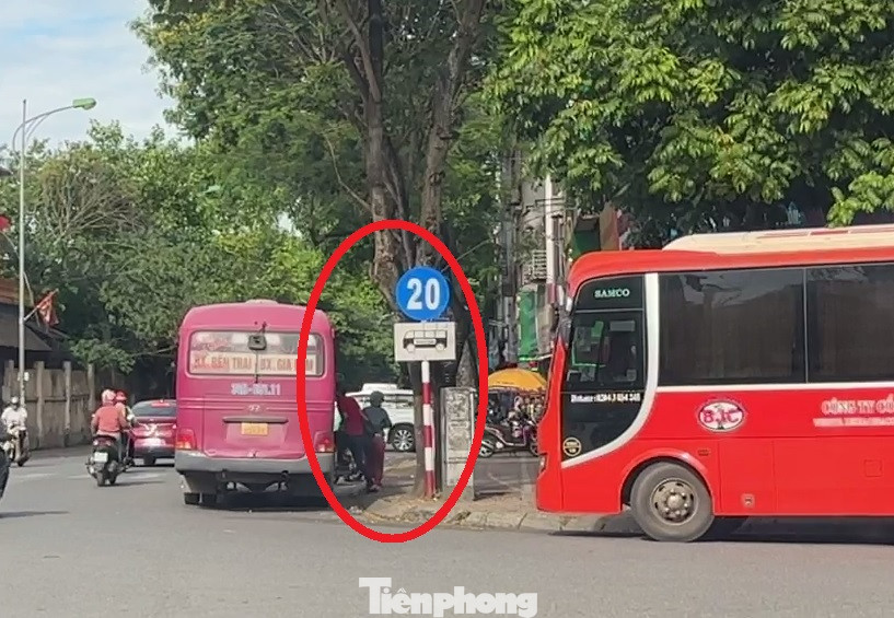 Chiều 27/5 một xe khách chạy tuyến Hải Dương có BKS 34B-03111 dừng đỗ ngay biển cấm đi dưới 20km/h để đón khách.