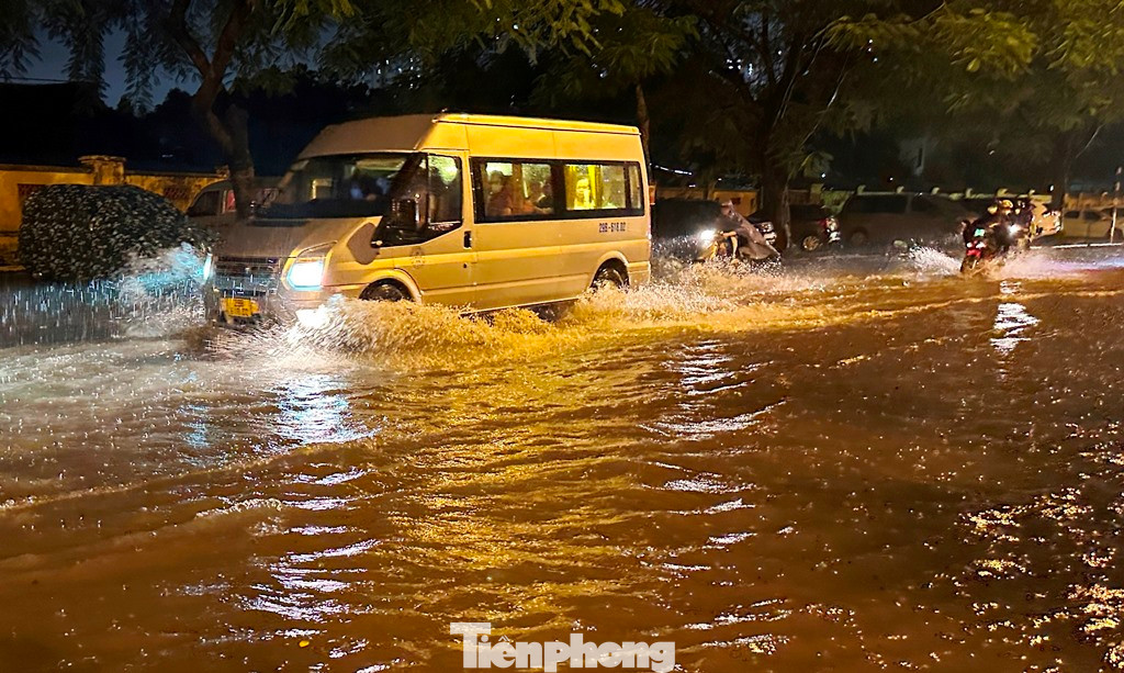Công ty Thoát nước Hà Nội vừa cho biết, đến 19h tối nay mưa rào đã xảy ra tại khu vực quận Hoàn Kiếm, Cầu Giấy, Thanh Xuân... Đến 19h, lượng mưa đo được tại một số khu vực là 33mm. Cty Thoát nước vẫn đang ứng trực và theo dõi tình hình mưa trên địa bàn Hà Nội để có phương án chống úng ngập trên diện rộng. Công ty Thoát nước Hà Nội vừa cho biết, đến 19h tối nay mưa rào đã xảy ra tại khu vực quận Hoàn Kiếm, Cầu Giấy, Thanh Xuân... Đến 19h, lượng mưa đo được tại một số khu vực là 33mm. Cty Thoát nước vẫn đang ứng trực và theo dõi tình hình mưa trên địa bàn Hà Nội để có phương án chống úng ngập trên diện rộng.