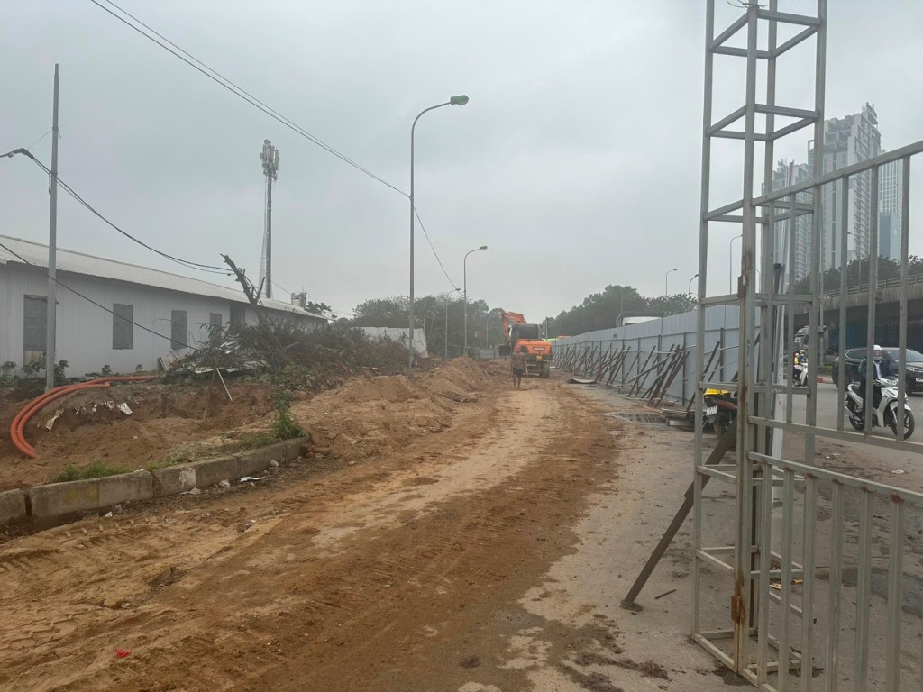 Để thi công dự án đoạn đấu nối với nút giao đại lộ Thăng Long trong mấy ngày qua, hàng rào công trường dự án đường Lê Quang Đạo kéo dài đã rào gần nửa lòng đường gom đại lộ Thăng Long bằng hàng rào khung sắt cố định.