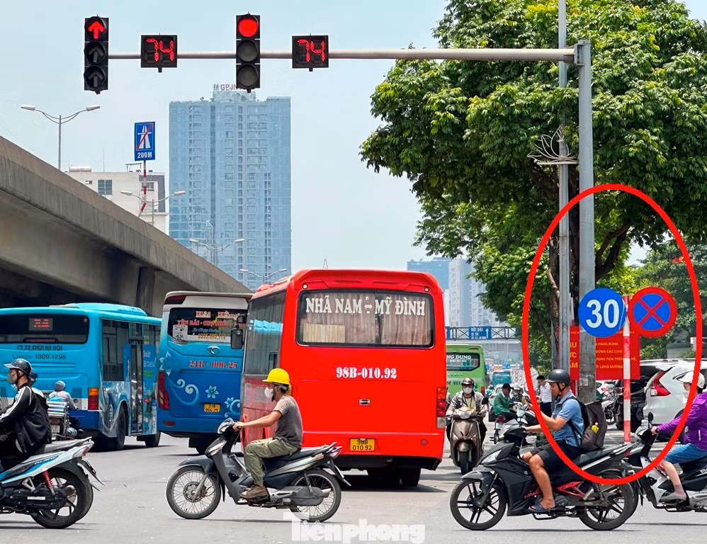 Xe khách vừa dừng đỗ kéo dài vi phạm biển cấm vừa lấn làn xe máy, xe buýt trên đường Phạm Hùng trong tháng 5/2024. Ảnh: V-H