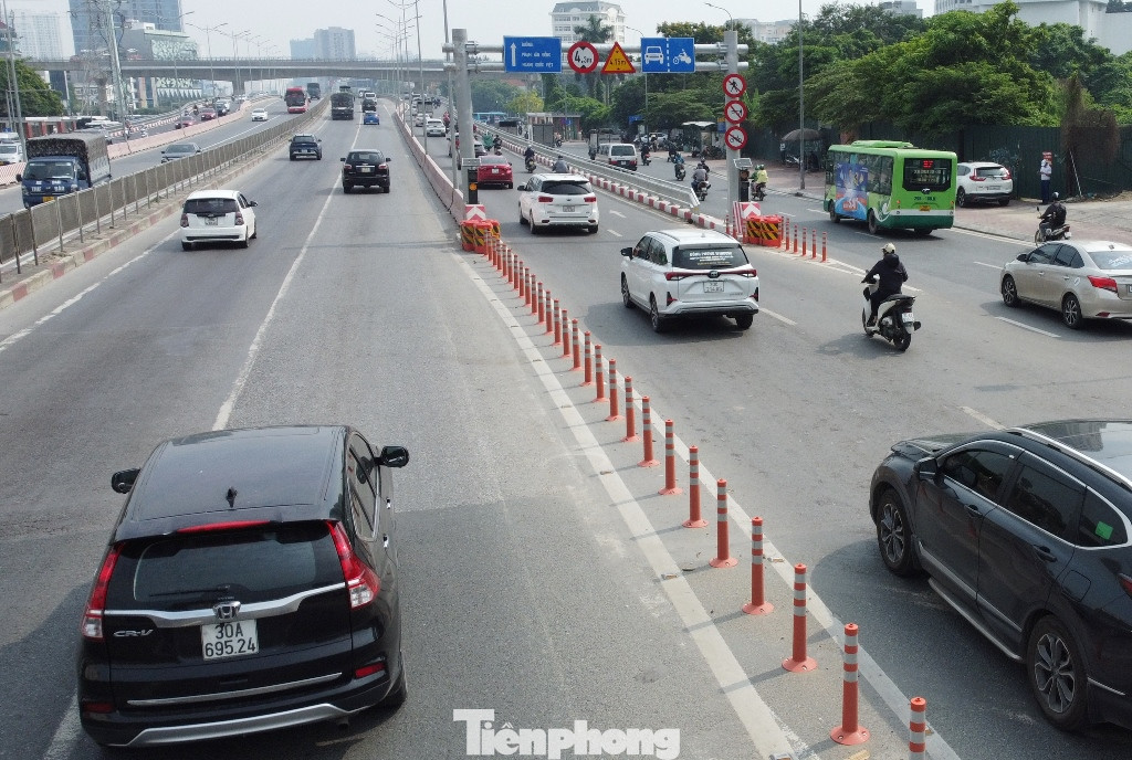 Có hàng cọc tiêu ngăn ô tô, xe máy lấn làn đã giúp đường cao tốc Vành đai 3 trên cao và cầu vượt thép vừa đưa vào sử dụng được khai thác đúng thiết kế.