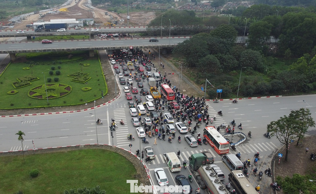 Trong sáng 20/3, không chỉ đại lộ Thăng Long mà đường Lê Quang Đạo hướng sân vận động Mỹ Đình dẫn về nút giao cũng ùn tắc kéo dài.