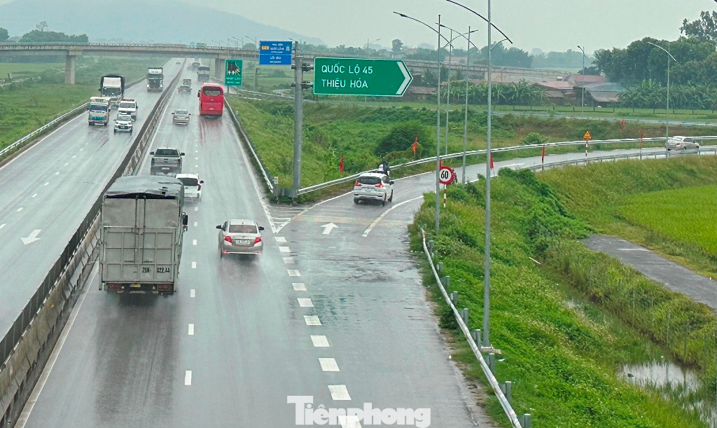 Tại nút giao Thiệu Giang (huyện Thiệu Hóa, Thanh Hóa) hiện phương tiện từ cao tốc thông qua nút giao đã tiếp cận các tuyến quốc lộ (QL1, QL45) và tỉnh lộ dễ dàng. Tại nút giao Thiệu Giang (huyện Thiệu Hóa, Thanh Hóa) hiện phương tiện từ cao tốc thông qua nút giao đã tiếp cận các tuyến quốc lộ (QL1, QL45) và tỉnh lộ dễ dàng.