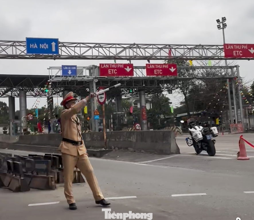 Hướng lên cao tốc Pháp Vân - Ninh Bình từ Hà Nam, Nam Định nhiều lần được CSGT đã đóng lại để giảm lượng xe, tránh ùn tắc kéo dài.