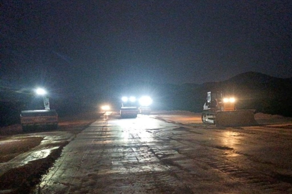 Một số hạng mục công nhân các nhà thầu đã thi công cả ban đêm để đẩy nhanh tiến độ. Ảnh chụp công trường dự án đi qua huyện Lệ Thủy, Quảng Bình. Một số hạng mục công nhân các nhà thầu đã thi công cả ban đêm để đẩy nhanh tiến độ. Ảnh chụp công trường dự án đi qua huyện Lệ Thủy, Quảng Bình.